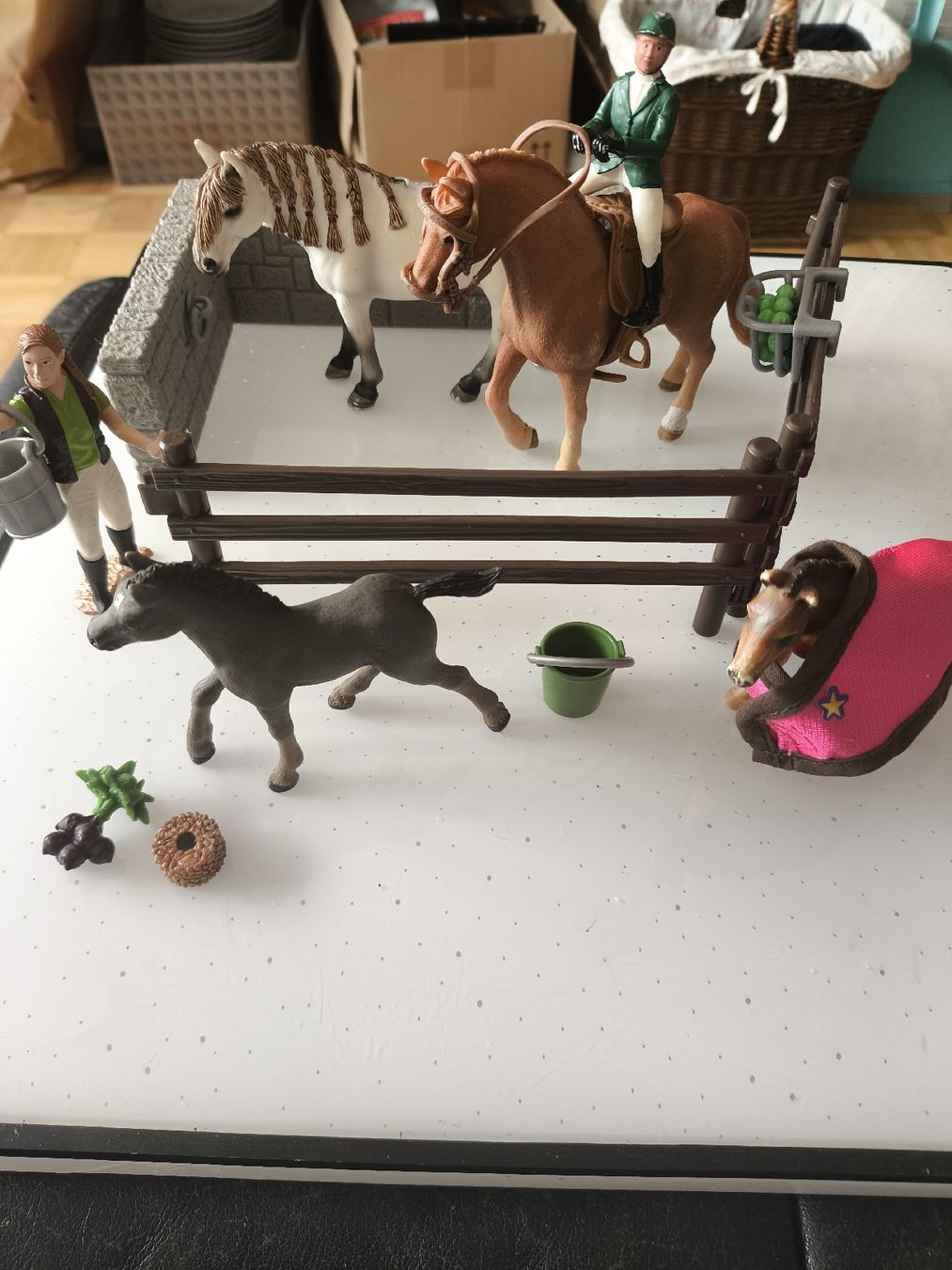 Schleich Giocattoli: Lot Schleich Pferde und Material – Usato da Gipf-Oberfrick venduto da hituliina