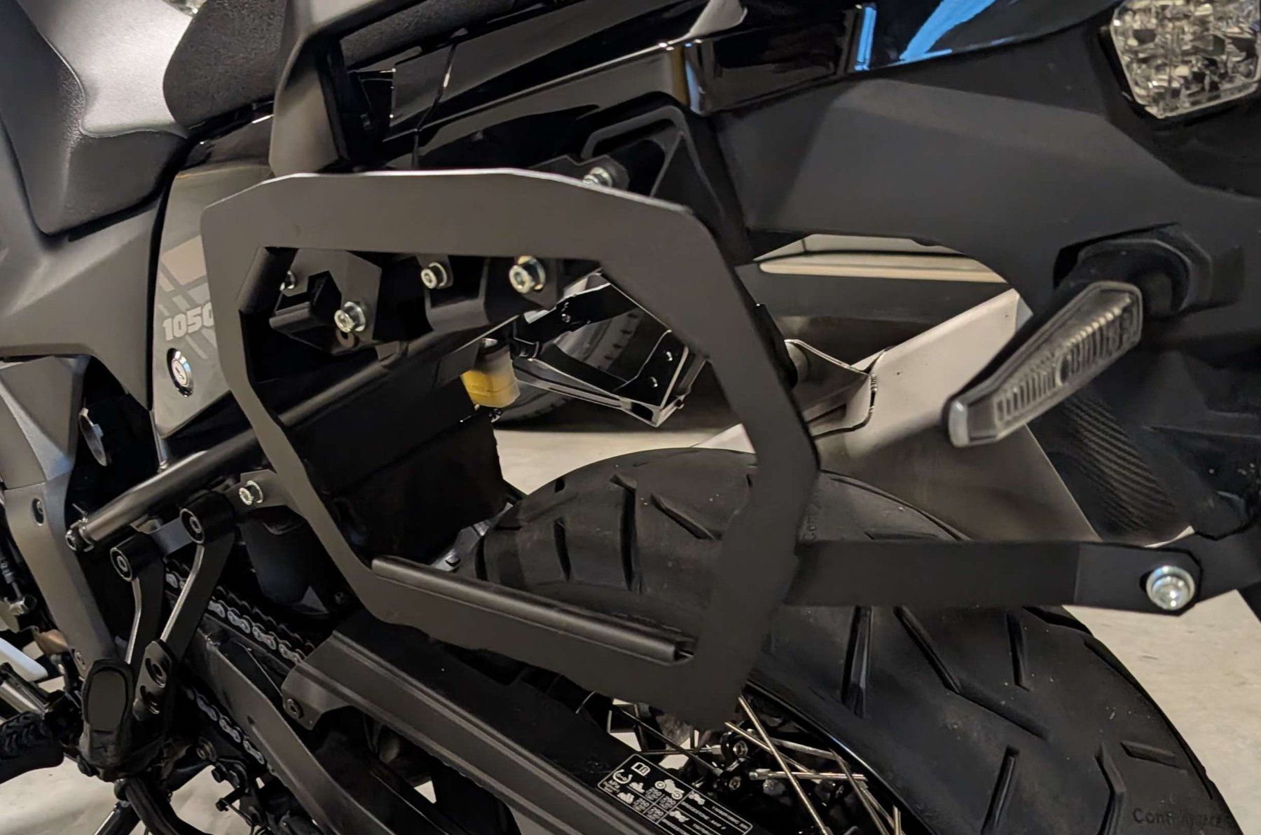 Suzuki Tutti i ricambio per moto: Suzuki DL 1050 XT Kofferhalterung – Usato da Bonstetten venduto da mh2_d8k5 7
