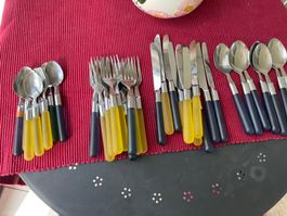 Besteckset 36 teilig mit gelb/blauen Griffen, super fröhl...