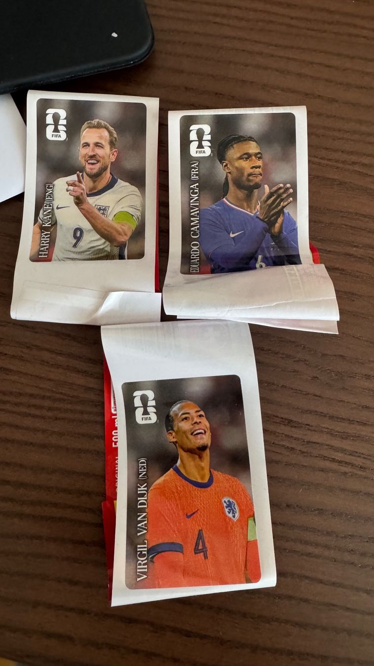 Coca-Cola Carte collezionabili: 3 Coca Cola WM Sticker Kane, van Dijk, Camavinga – Nuovo e nell'imballaggio originale da Buttisholz venduto da Stadii