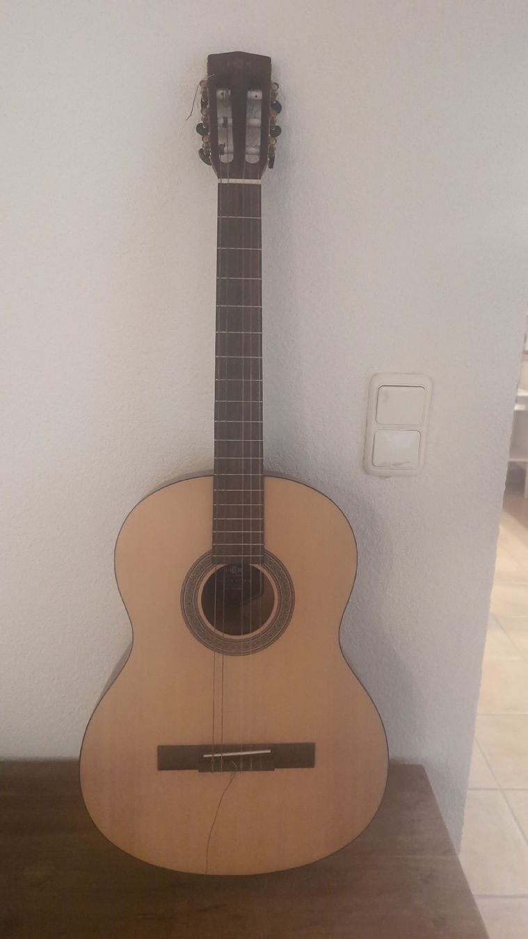 Instruments de musique: Hübsche akustische Gitarre  – D'occasion à Uster par Malinamaeder