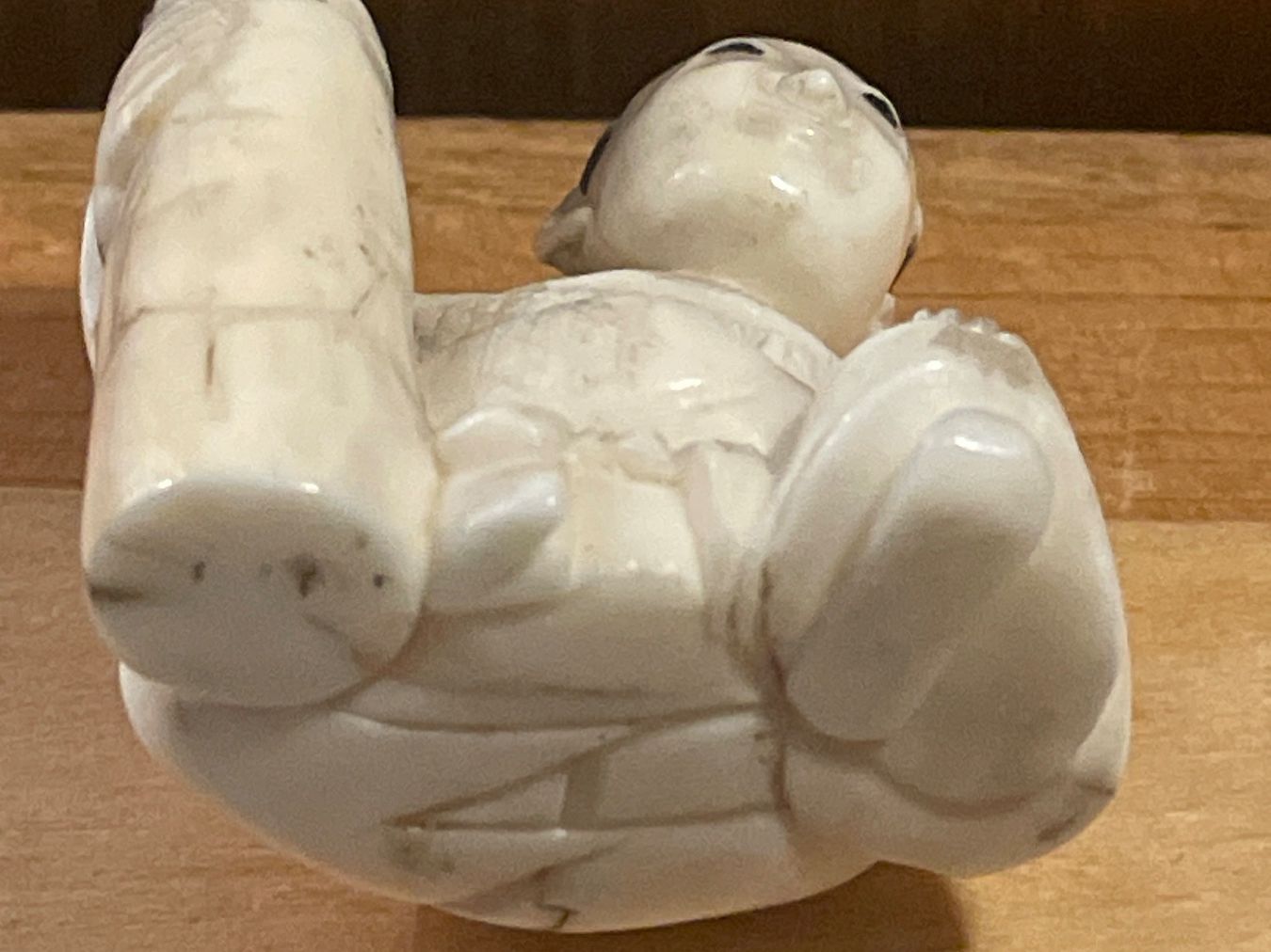Statuette: Kleine Figur, sitzender Mann mit Flasche – Usato da Embrach venduto da Gauvain1 4
