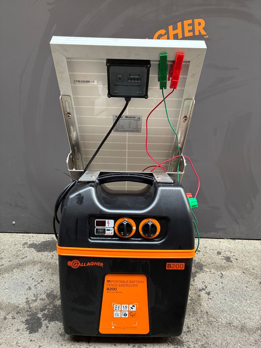 Dispositivi a energia solare: Gallagher B200 mit SolarPanel 30W – Usato da Barberêche venduto da Petitsuisse10 1