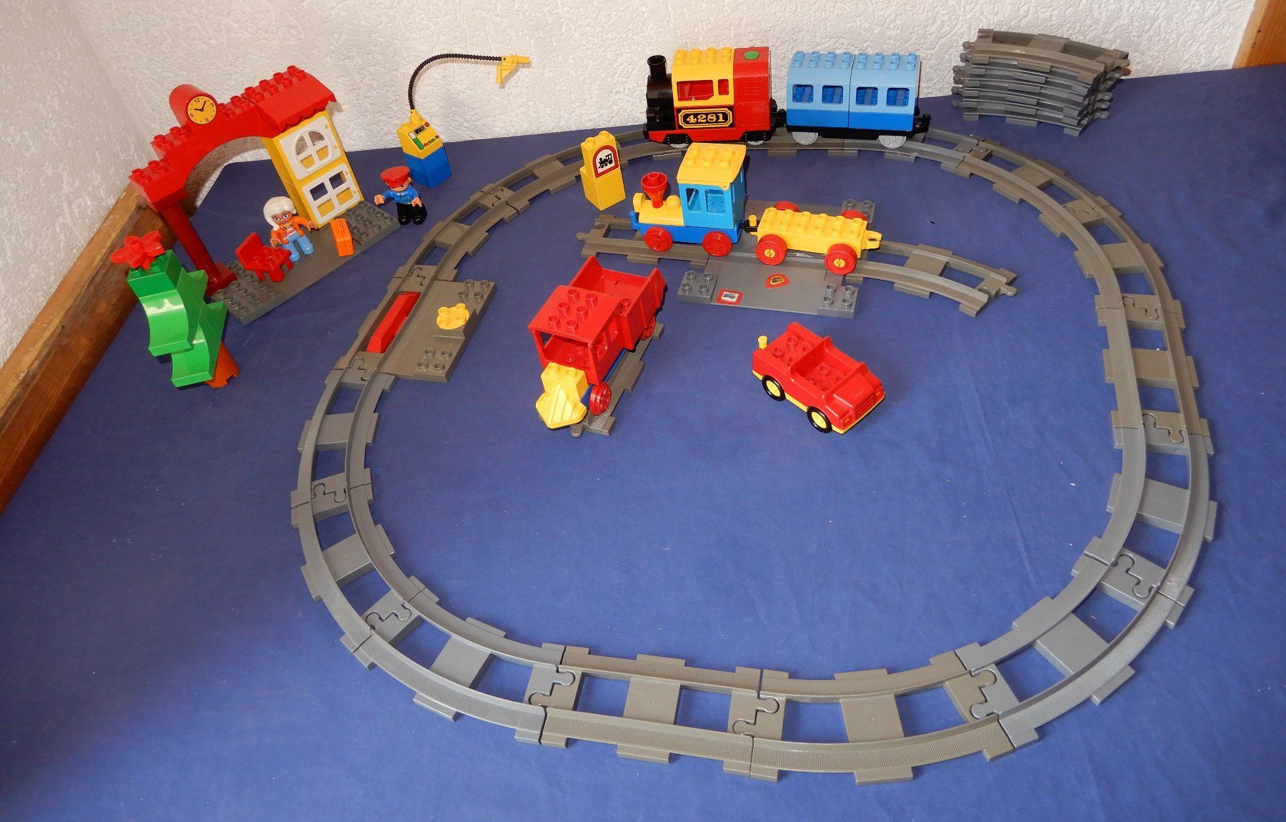 Lego Kit di costruzioni: DUPLO Eisenbahn mit E-Lok 5135, Bahnhof, Schiebezug, Auto – Usato da Senèdes venduto da tintinette43 2