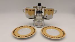 Kaffeemaschine mit 2 Tassen und Untertassen 