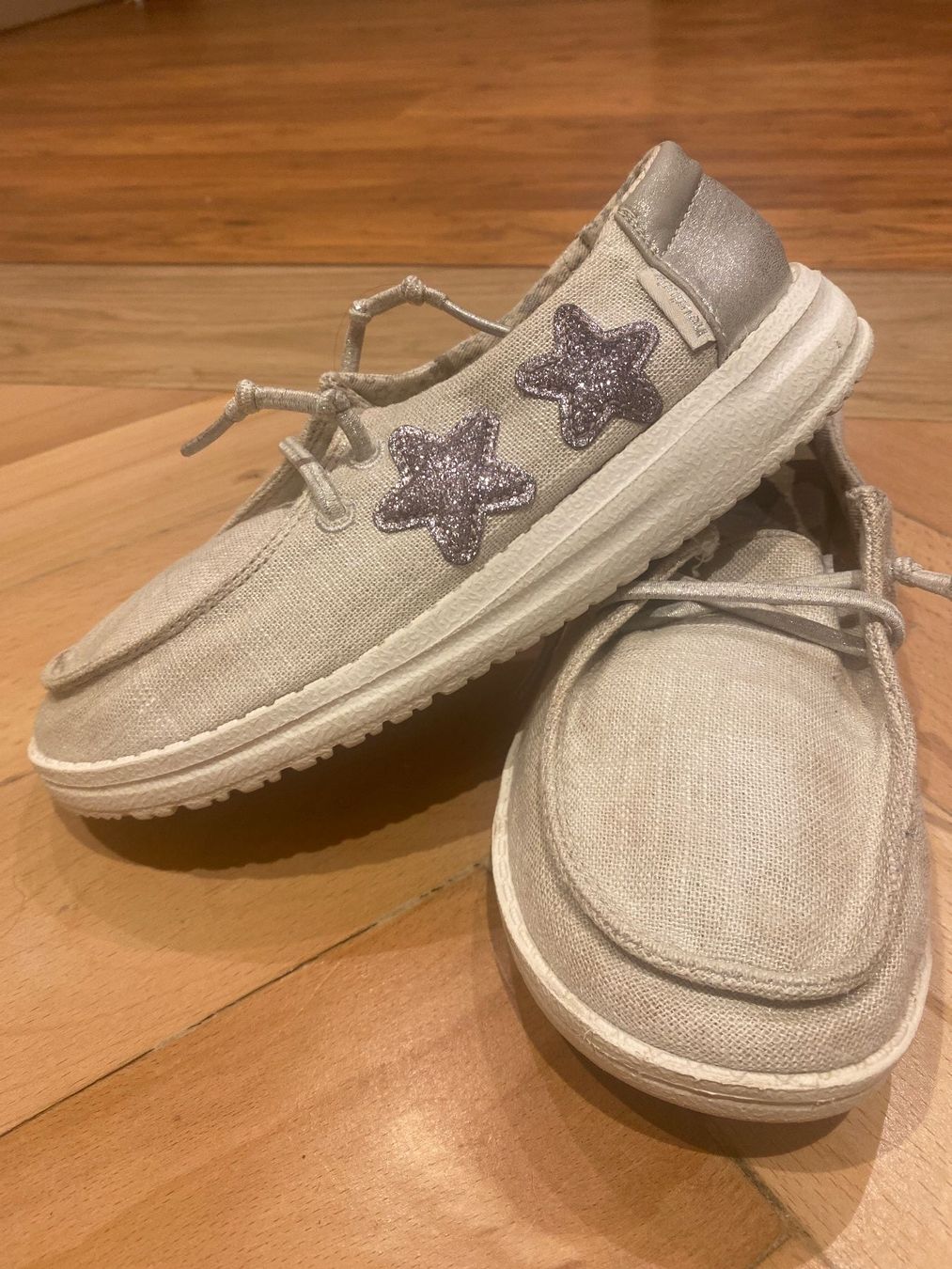 Scarpe per ragazze: Silbergraue HEY DUDE Schuhe Gr. 33 – Usato da Frasnacht venduto da GracyStore