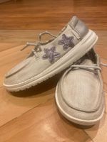 Silbergraue HEY DUDE Schuhe Gr. 33