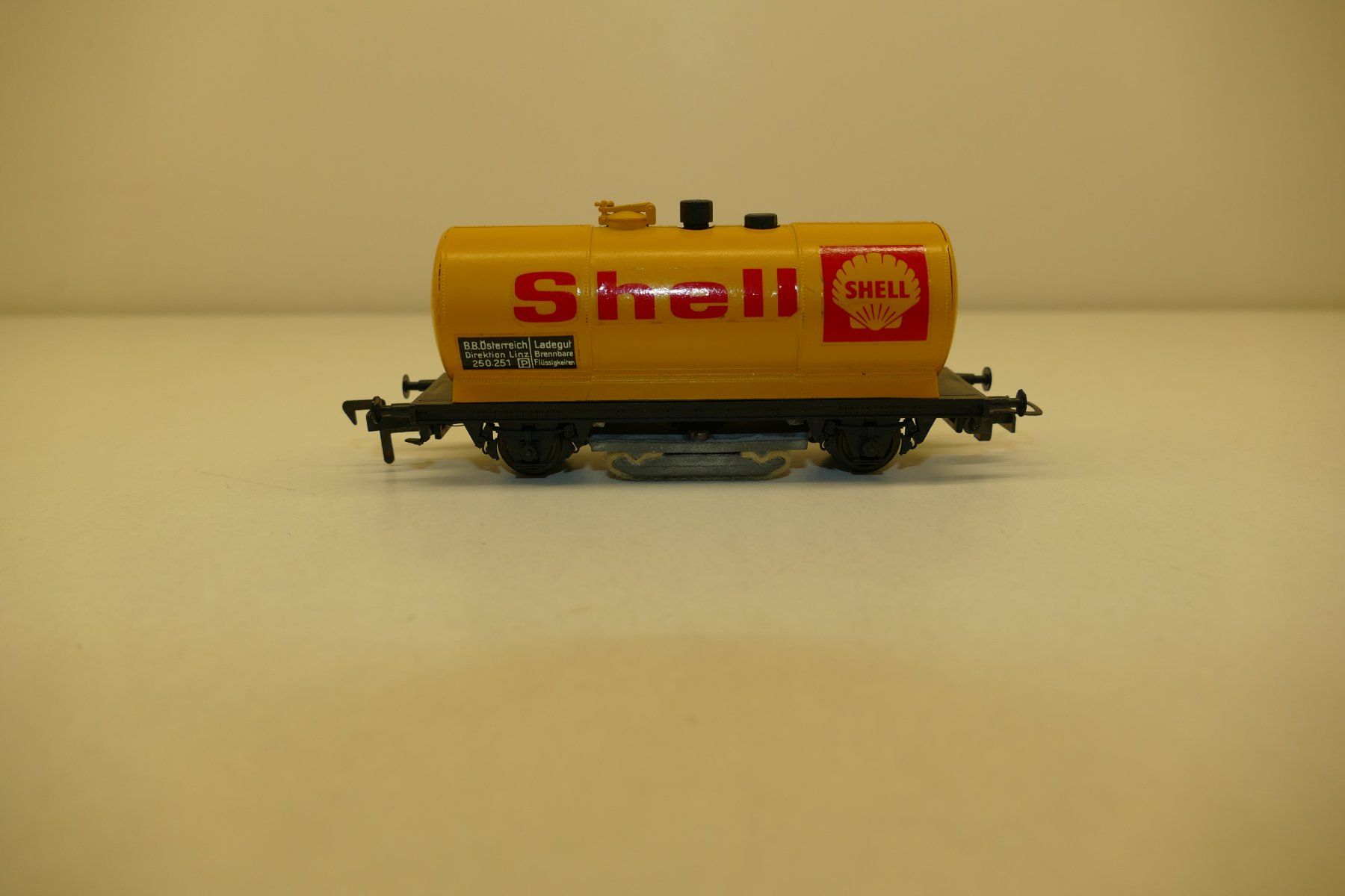 Liliput Modelleisenbahnen: Liliput H0: ÖBB Kesselputzwagen Shell – Gebraucht aus Niederhasli von rail-duerst 1