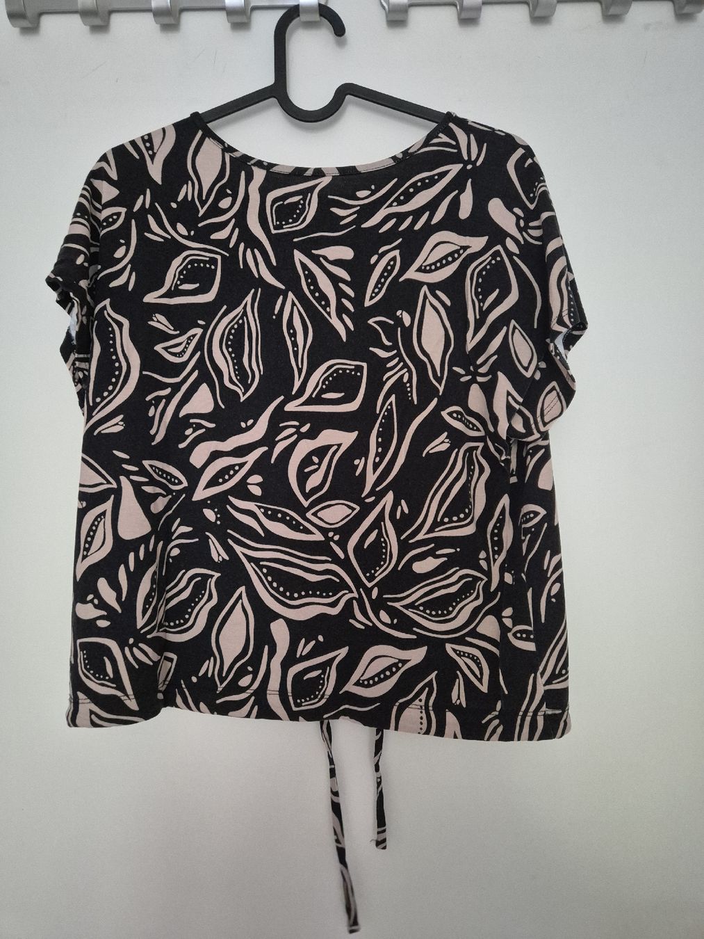 T-Shirts: T-Shirt schwarz/beige – Gebraucht aus Aesch BL von sar_j59l 2