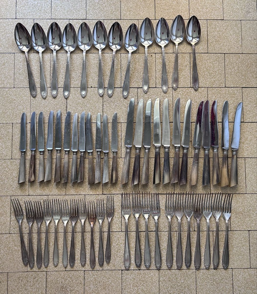 Set di posate: Besteck Set mit Holzgriffen 58 Teile versilbert  – Usato da Zürich venduto da ann_9fv5