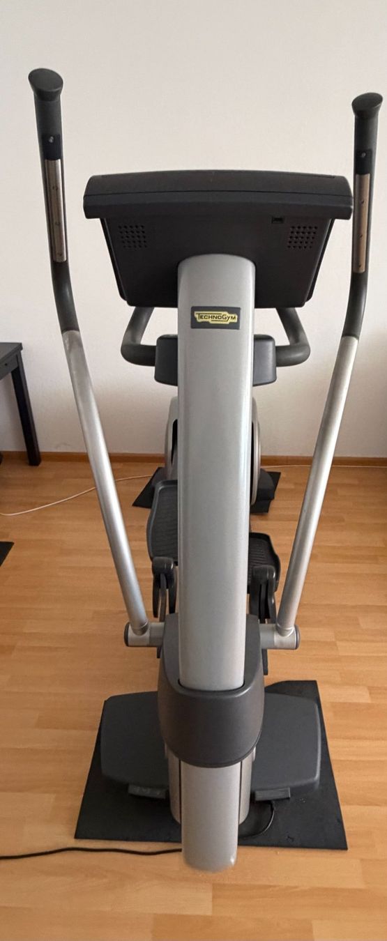 Technogym Vélos d'appartement: Profi-Crosstrainer Technogym Excite Synchro 700IP – D'occasion à Allschwil par lazui 1