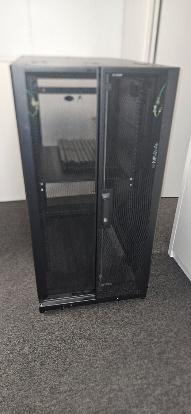 Apc Racks & Cavalletti: APC Rack 19" 24 HE – Usato da Mühlau venduto da hb9fgd 4