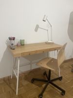 Schreibtisch mit Stuhl und Lampe