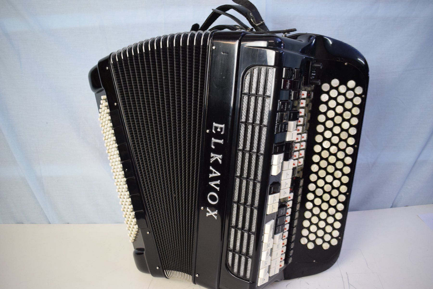 Strumenti musicali: Akkordeon chromatisch Elkavox 83 – Usato da Zürich venduto da baumusik 4