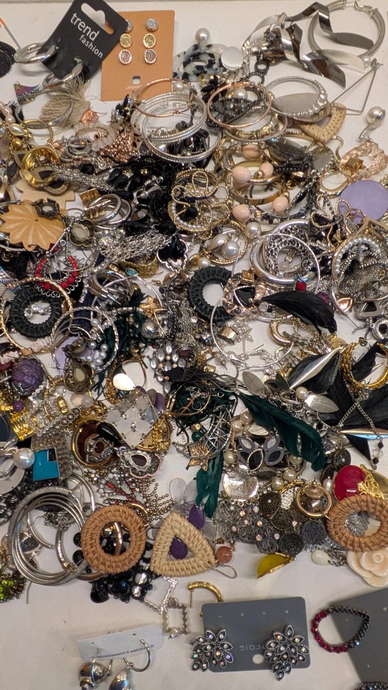 Ohrringe & -stecker: Modeschmuck, 2 Kilo Ohrringe, Ohrstecker – Gebraucht aus Ligornetto von Ligornetto 4