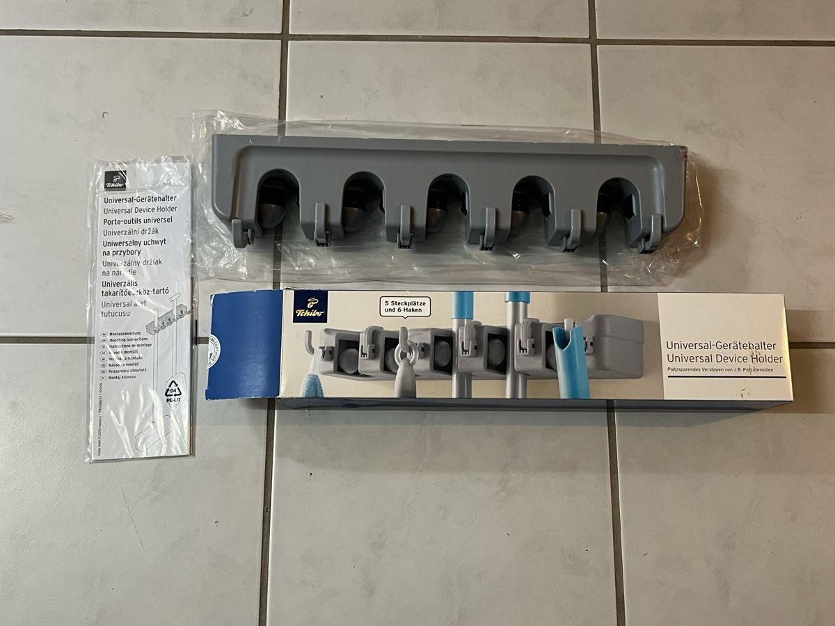 Supporti a parete: Universal-Gerätehalter von Tchibo. – Usato da Niederwil AG venduto da VST92