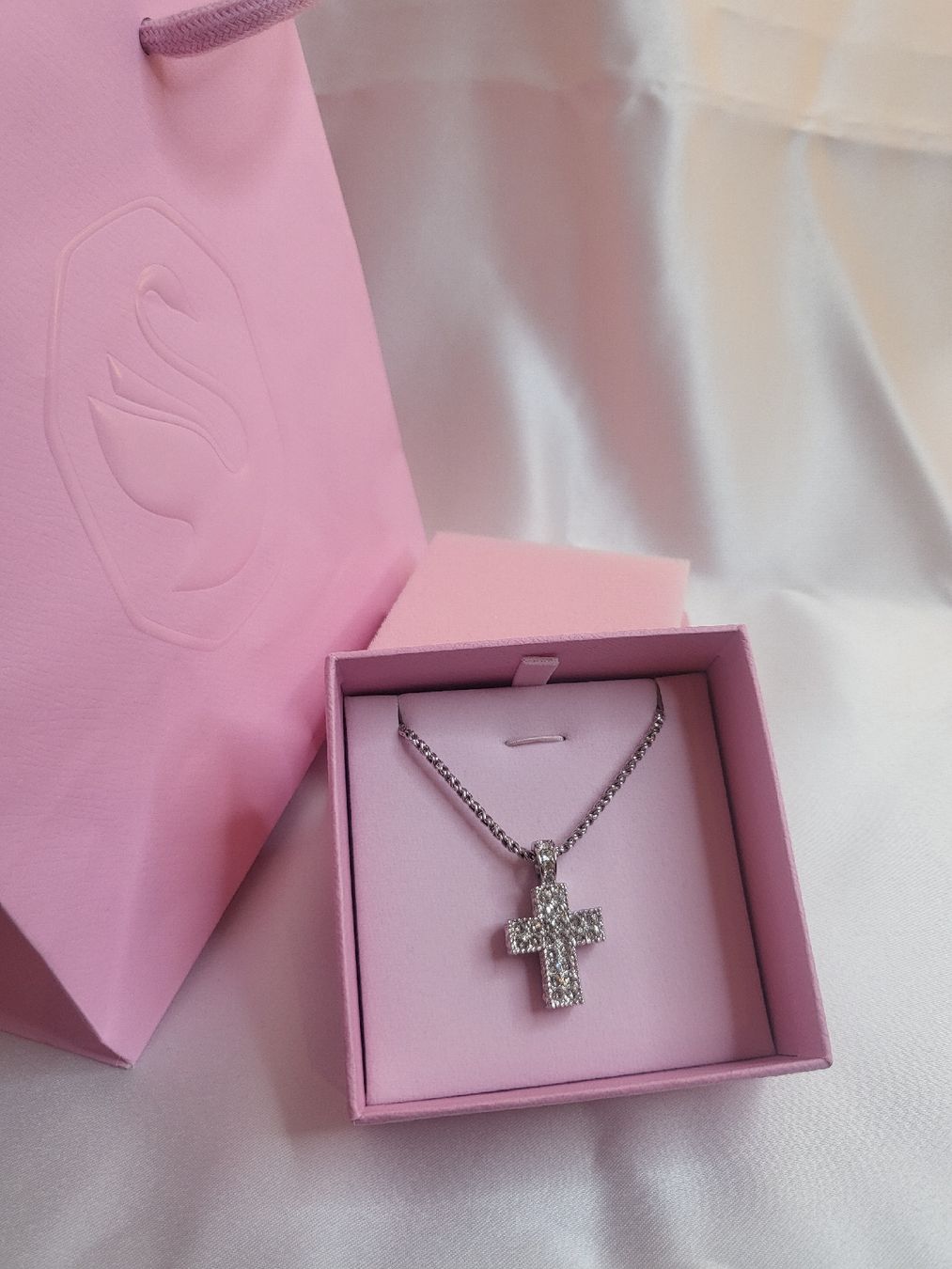 Swarovski Colliers: Swarovski Kreuz mit Kette – D'occasion à Hellbühl par d.d.d.125