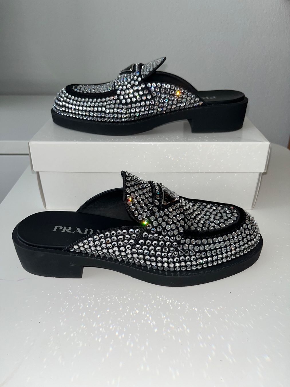 Prada Scarpe da donna: Prada Crystal Embellished Mules - Size 38.5 – Nuovo (secondo la descrizione) da Montlingen venduto da Verena_B