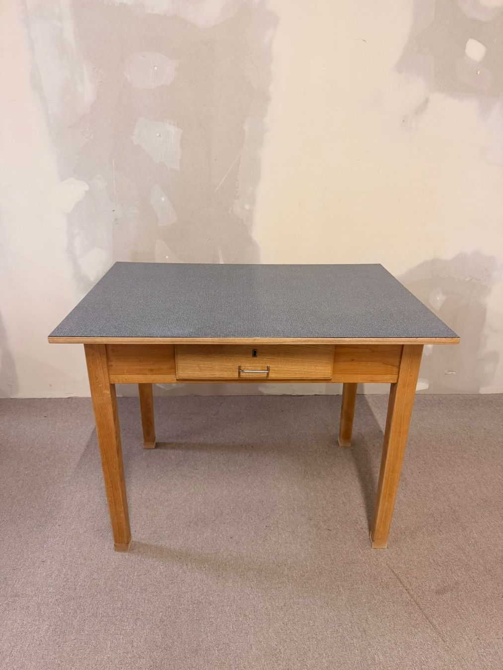 Tavoli: Robuster Vintage Tisch mit Schublade und Resopalplatte – Usato da Rickenbach ZH venduto da Der-Insider