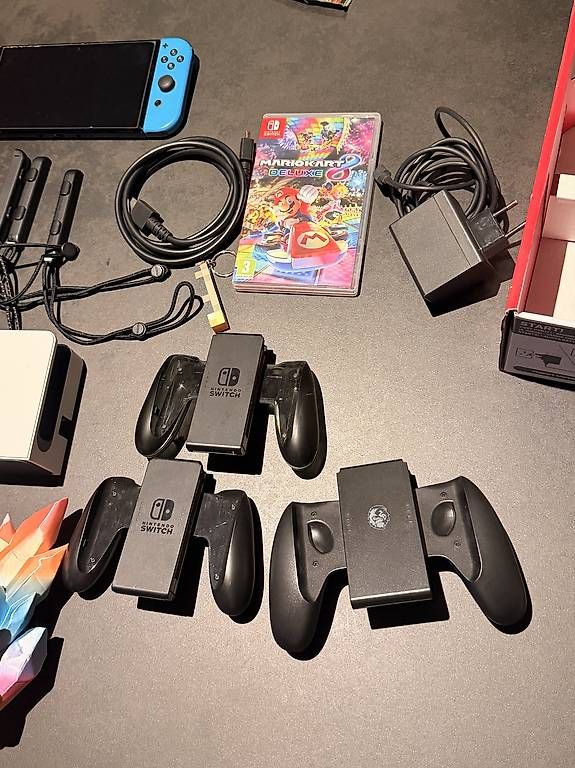 Consoles: Nintendo Switch OLED + Mario Kart 8 Deluxe + accessoires – D'occasion à St-Maurice par Gbarman 2