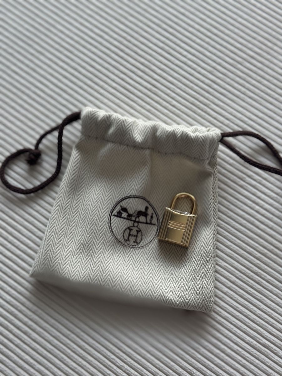 Schlüssel: Hermes lock pendant gold colour new condition – Neu und originalverpackt aus Richterswil von L.Staudenmann