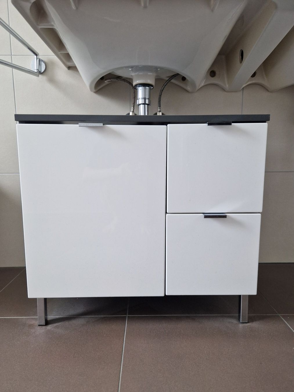Livique Mobili per bagno: Waschbeckenunterschrank anthrazit/weiss – Usato da Kriens venduto da jas_v9fg