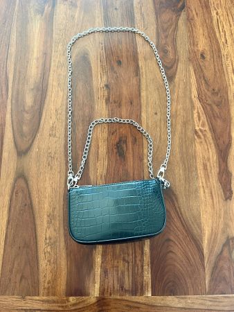 Sac à main noir effet croco avec chaîne argentée