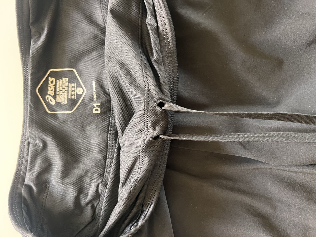 Asics Pantalons: Asics Shorts – D'occasion à Zürich par caro.ha. 4