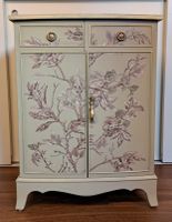 Reprodux Schrank mit floralem Muster