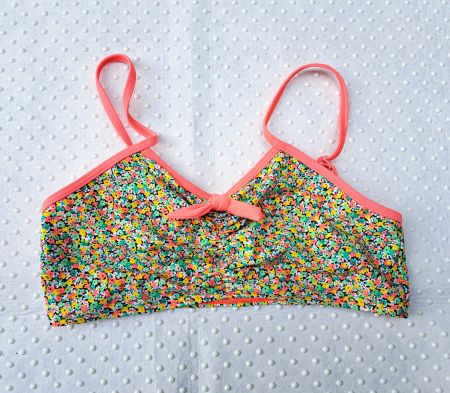 Sommerliches Bikini-Top mit Blumenmuster, Grösse 176