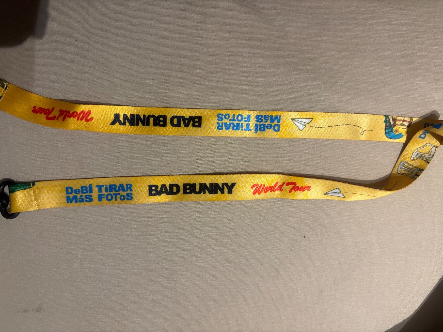 Plaquettes & Badges: DTMF Bad Bunny World Tour Kamera – Neuf (Voir description) à Netstal par mic_zqq6 2