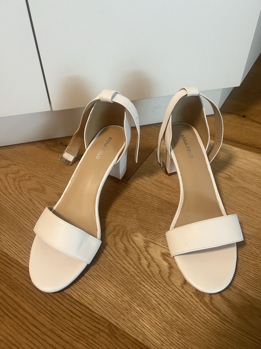Scarpe da donna: Brautschuhe/weisse Sandalen Gr 40 – Usato da Stans venduto da Jaeseli
