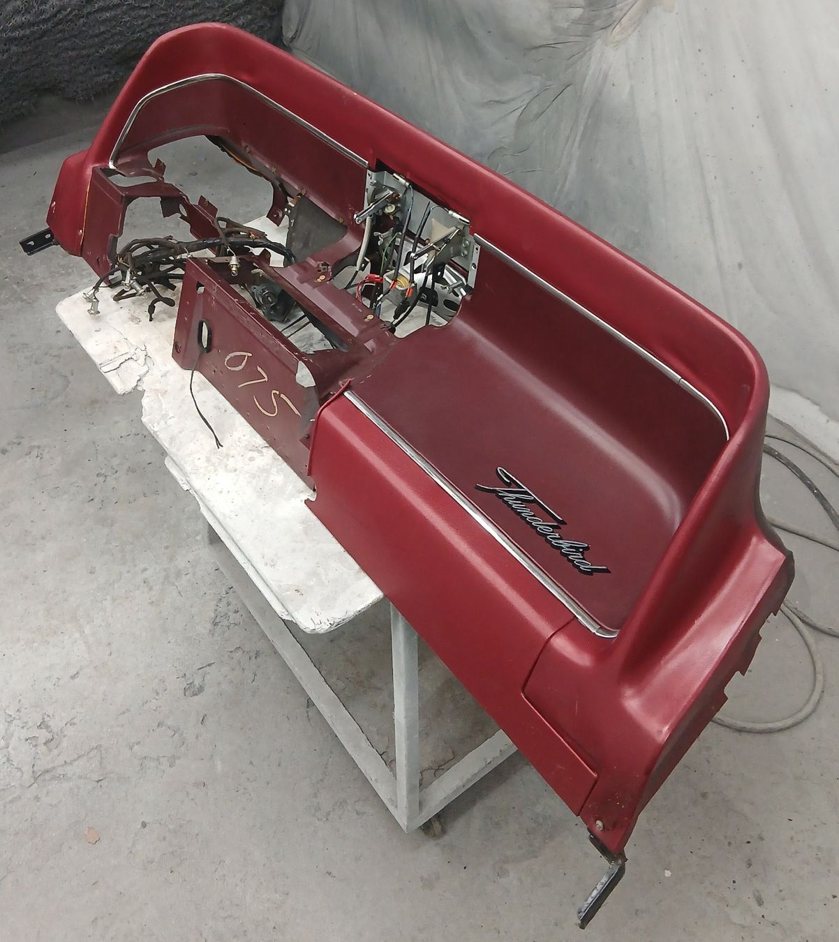 Ford Tutti pezzi di ricambio auto: Tableau de bord Ford Thunderbird 1966 – Usato da la heutte venduto da Auto-stock