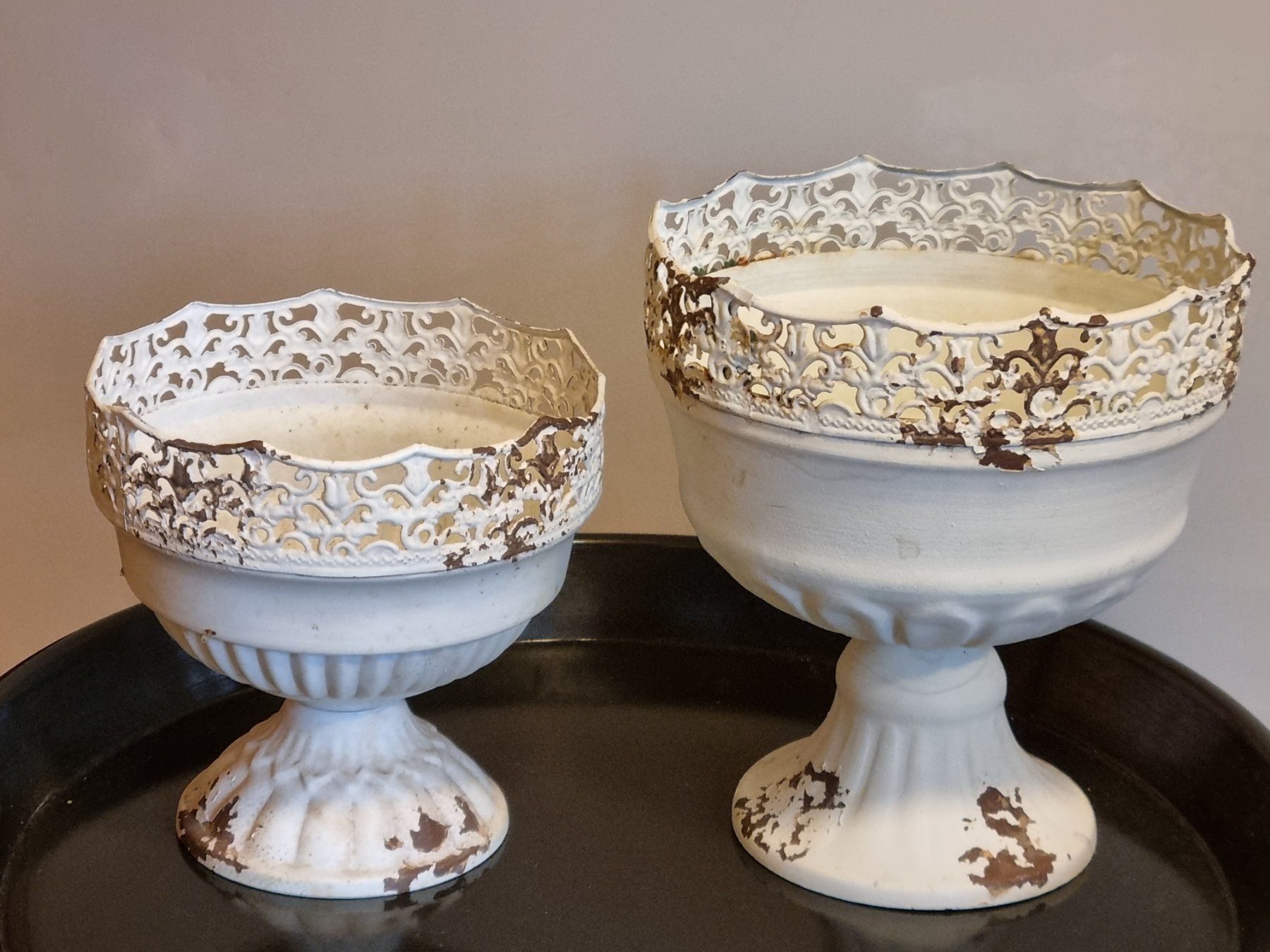 Blumentöpfe: 2 Cachepots auf Fuss Antikstil Shabby Chic – Gebraucht aus Scharnachtal von devin03 1