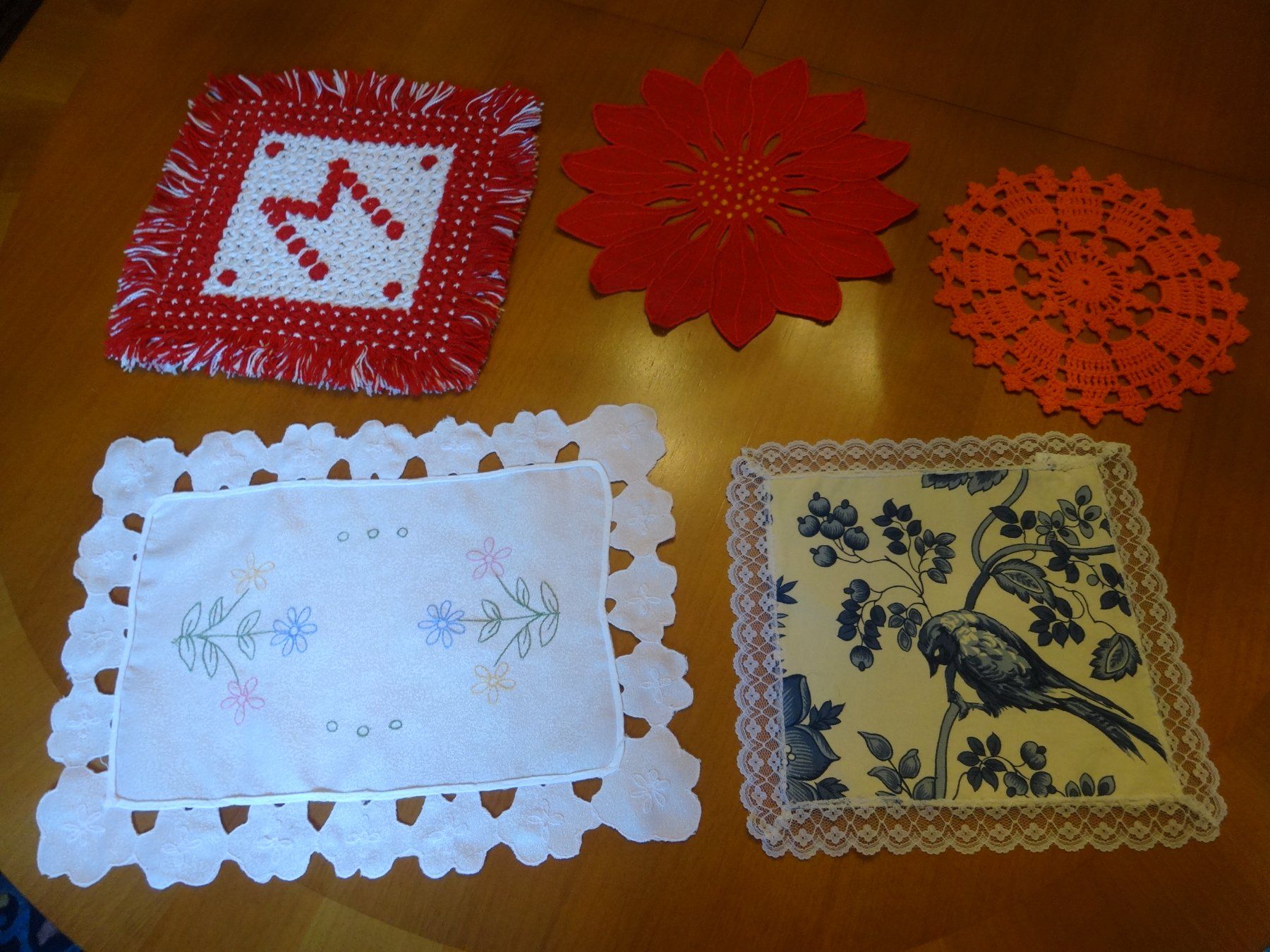 Tutte le decorazioni: 5 jolis napperons – Nuovo e nell'imballaggio originale da Biel/Bienne venduto da milamila02