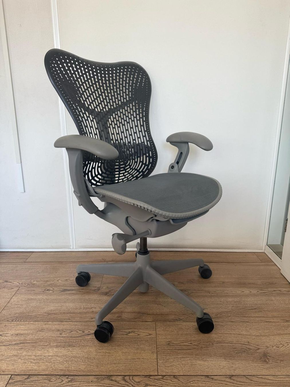 Herman Miller Stühle: Herman Miller Mirra Ligtgrey Black – Gebraucht aus Purmerend von Offeco 1