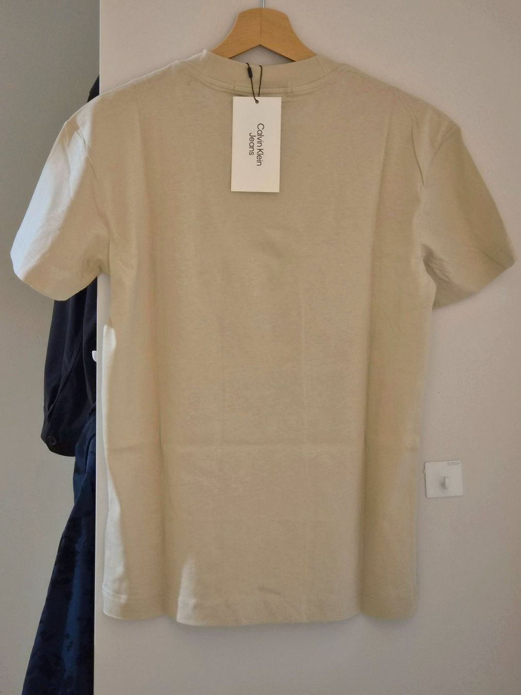 Calvin Klein T-Shirts: Beiges Calvin Klein T-Shirt – Neu und originalverpackt aus Zürich von New_username 2
