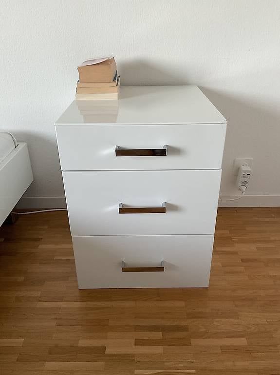Comodini: Nachttisch // Table de chevet // Bedside Table – Usato da Cologny venduto da els_tvj8
