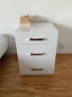 Nachttisch // Table de chevet // Bedside Table