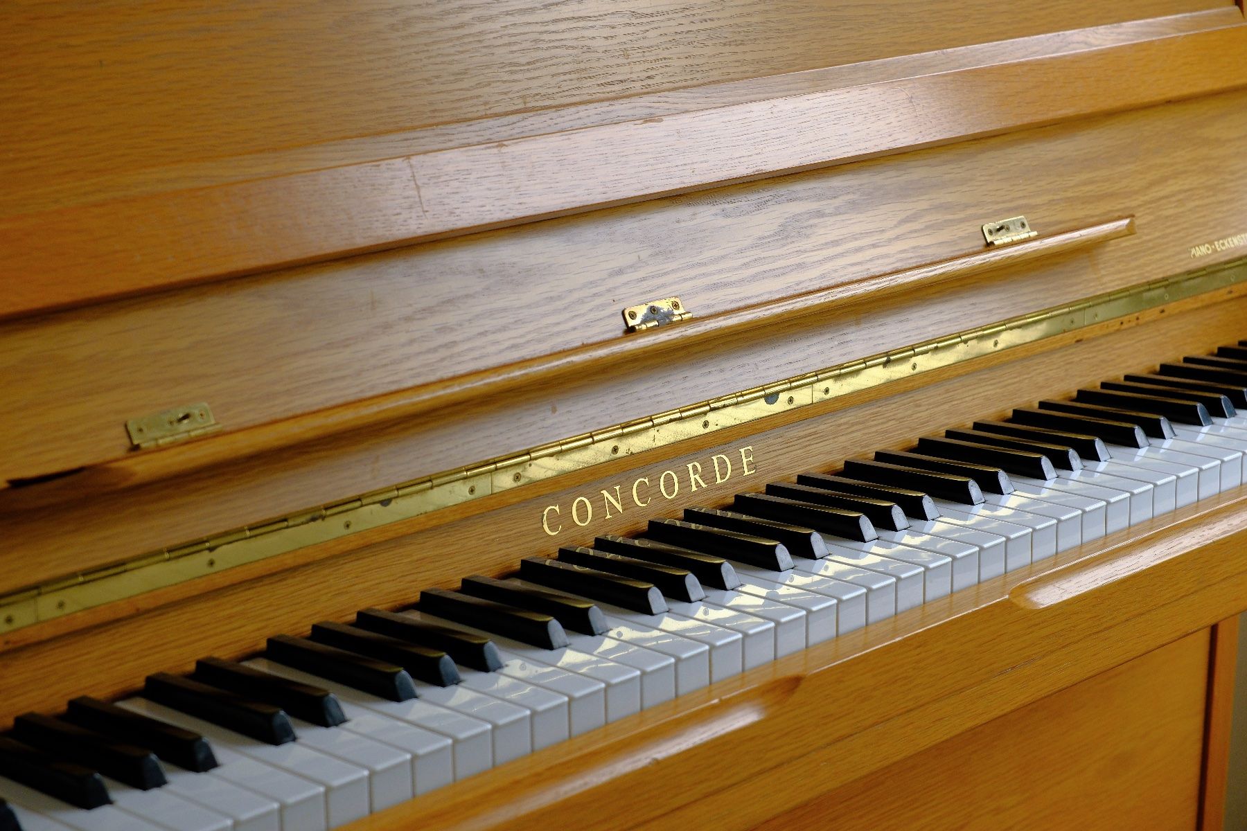 Concorde Strumenti musicali: Klavier Concorde (Eckenstein Basel), Eiche hell inkl. Hocker – Usato da Nussbaumen AG venduto da il_oui 1