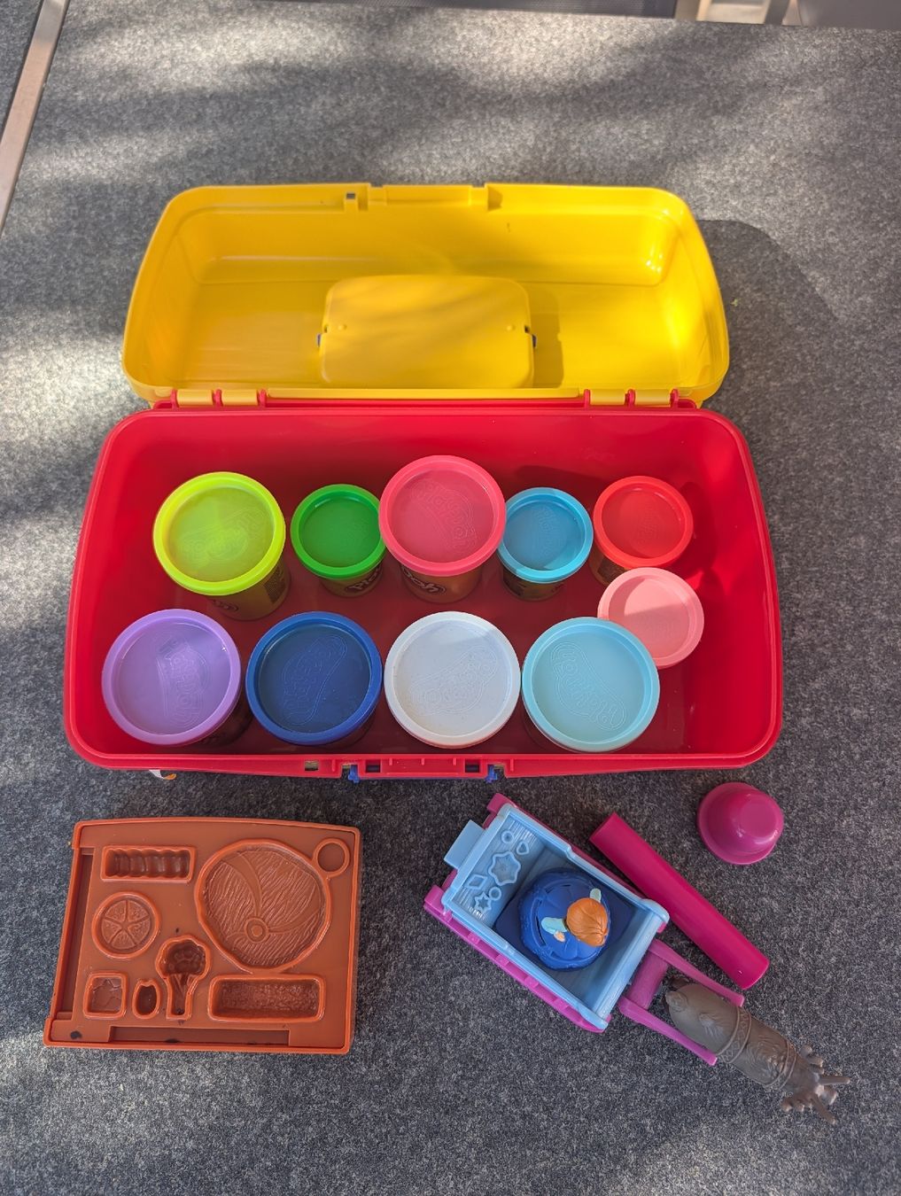 Play-Doh Spielzeuge: Playdoh mit Knete – Gebraucht aus Rudolfstetten von Sermi 1