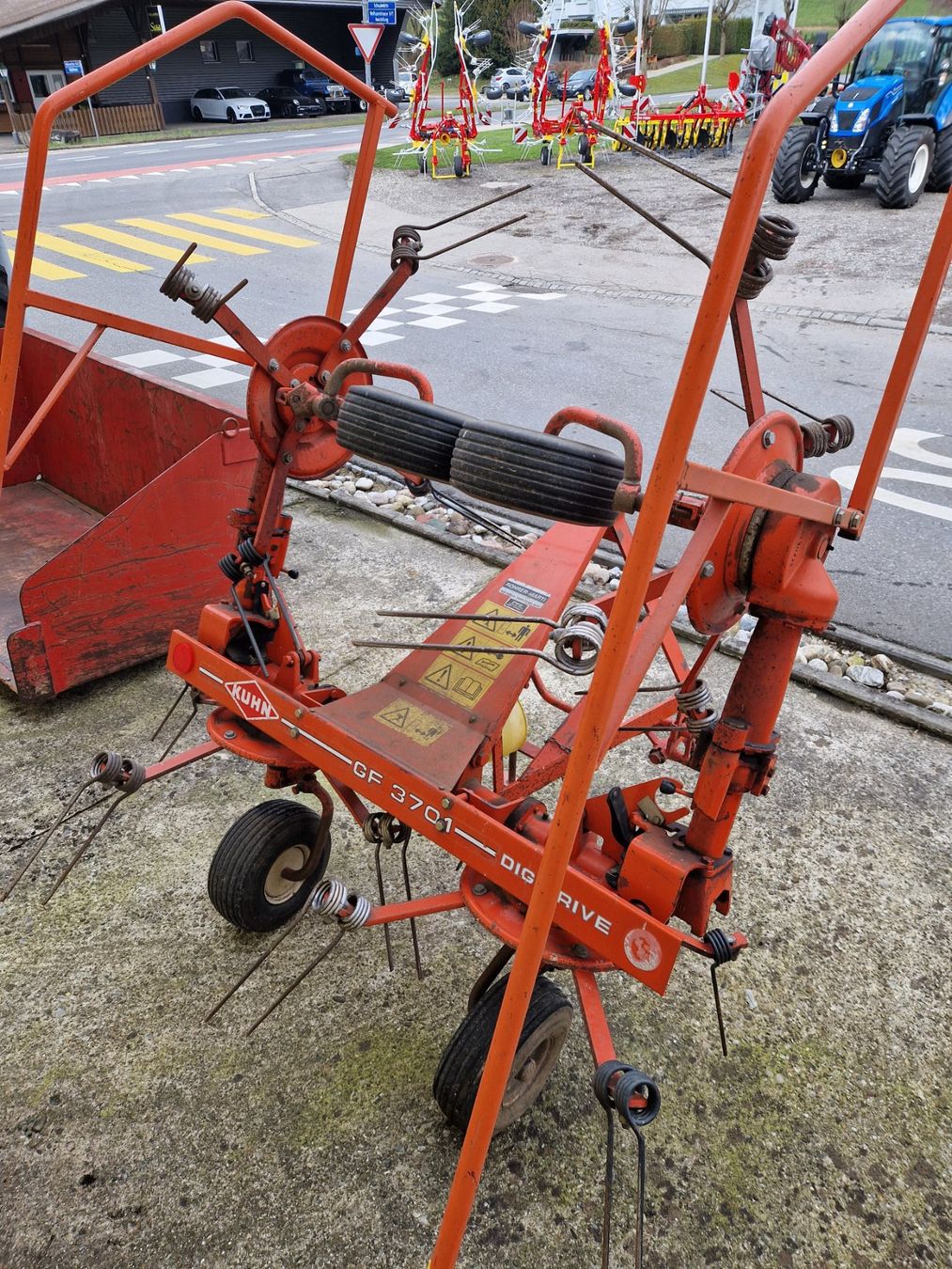 Kuhn Raccolta foraggio grezzo: Kreiselheuer Kuhn GF 3701 – Usato da Willisau venduto da Broesmu77 2
