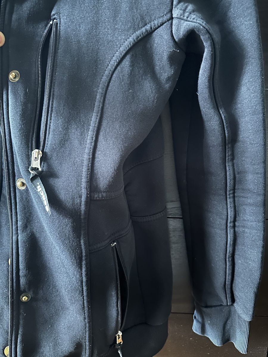 Bench Giacche: Bench Jacket: Black, hooded, perfect for cooler weather – Usato da Zürich venduto da Yuece 2