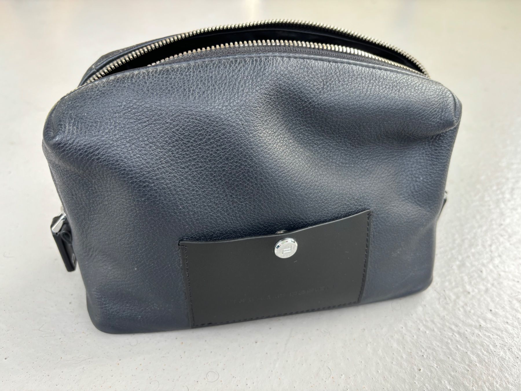 Porsche Custodie per cosmetici: Porsche Design Leather Toiletry Bag, Navy, VG Condition – Usato da Zollikon venduto da Ostendo