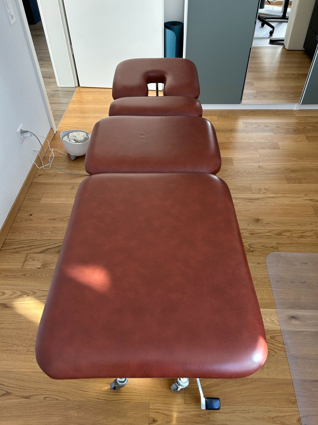 Kosmetik-& Massageliegen: Table ostéopathie/massage électrique – Gebraucht aus Rossens FR von emi_pj86