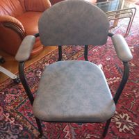 Chaise percée