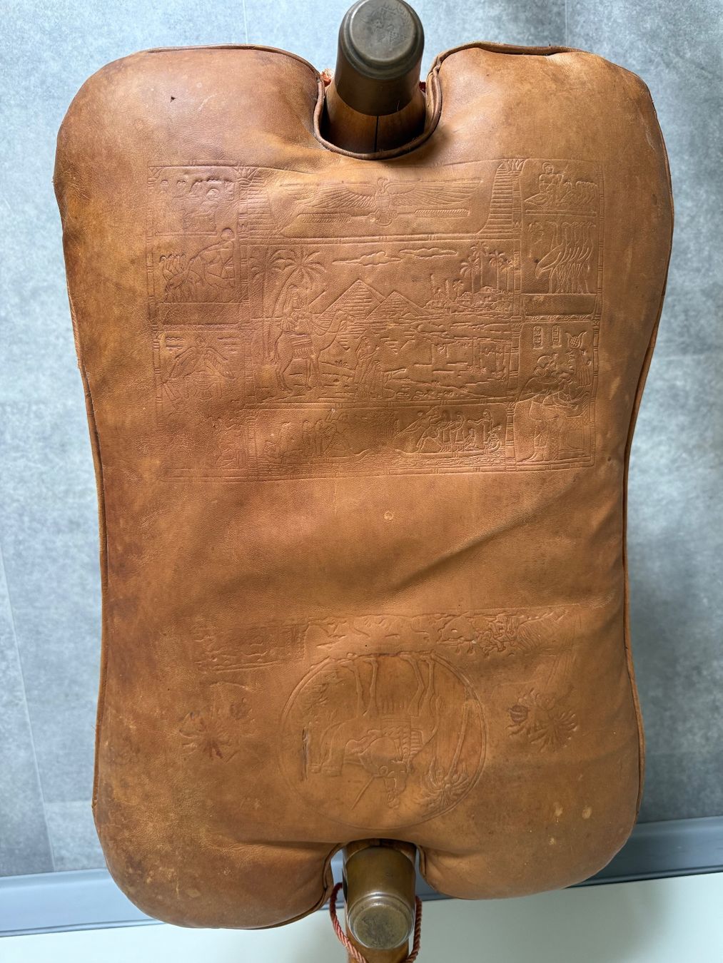 Sgabelli: Antiker Kamelhocker aus Leder, Vintage – Usato da Arbon venduto da mei_cnd6 3