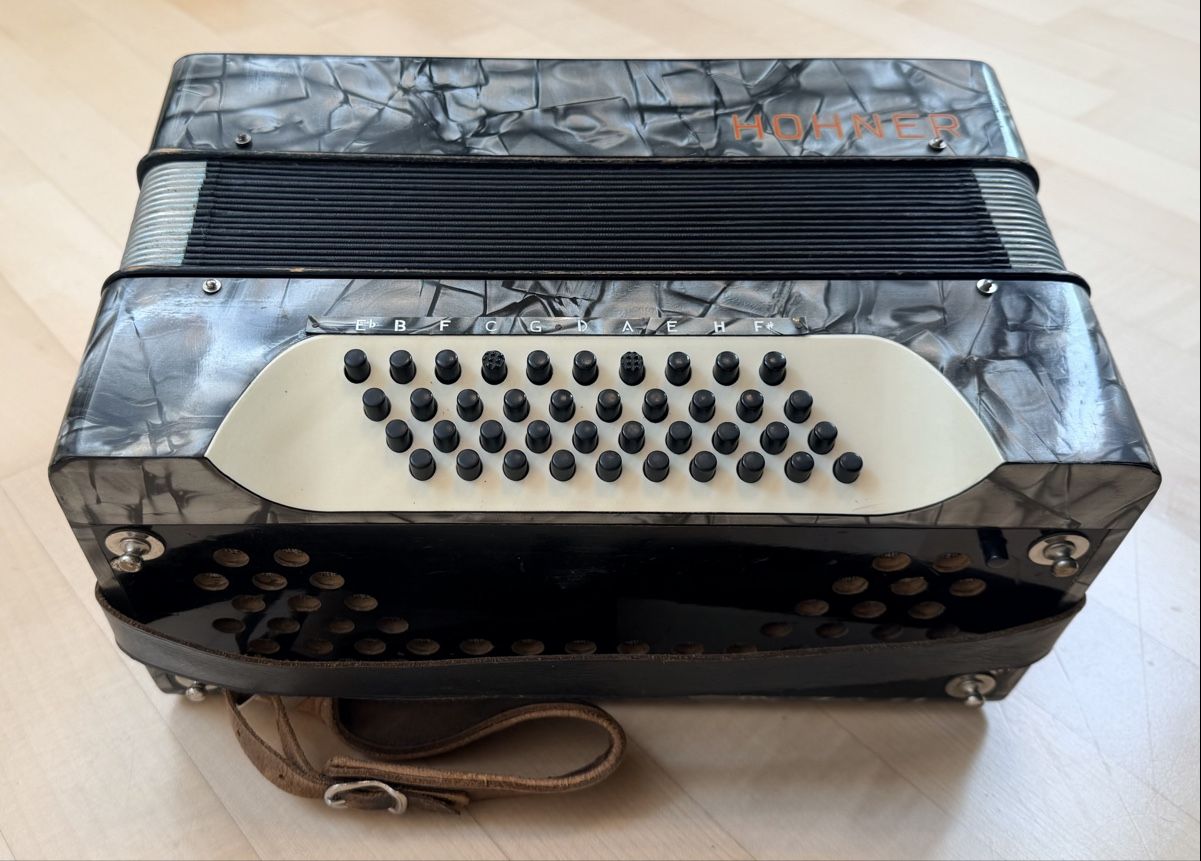 Hohner Strumenti musicali: Handorgel Akkordeon HOHNER – Usato da Walkringen venduto da Flyover 3
