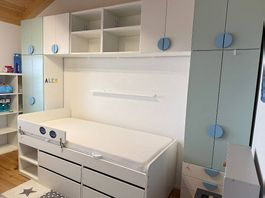 chambre d'enfant avec lit et matelas