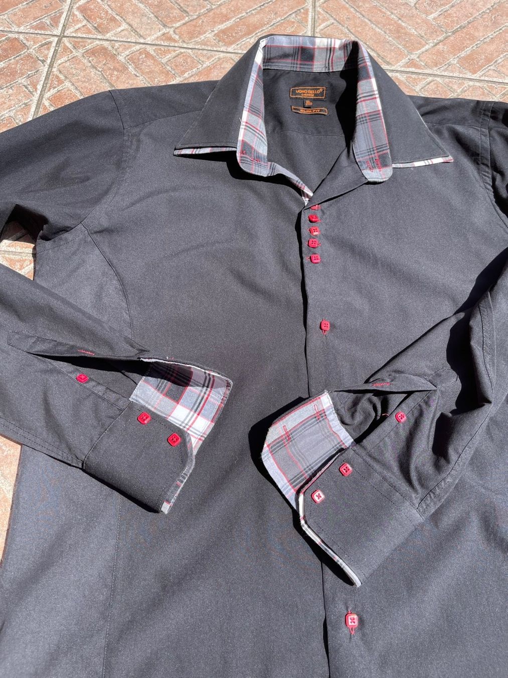 Camicie: Chemise noire et rouge – Usato da La Croix (Lutry) venduto da Sporades